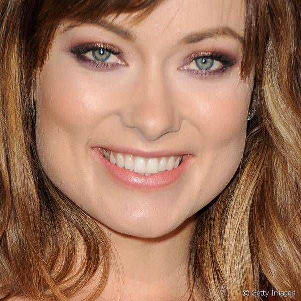 A combinação da sombra cobre com roxa foi a opção de Olivia Wilde para destacar os olhos para prestigiar o Palm Springs International Film Festival, em janeiro de 2012